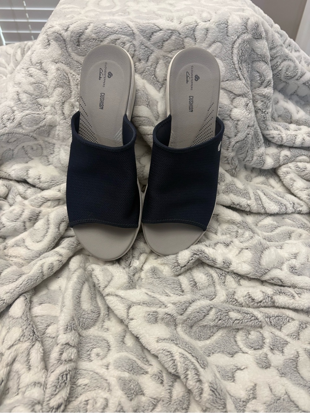Clarks Cloudsteppers Navy and Light Gray Women's Slip-On Mules size 10 Like New